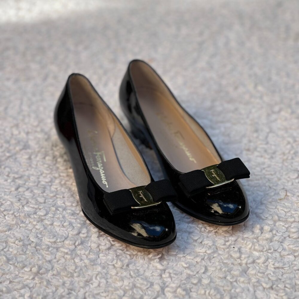 Salvatore Ferragamo VARA Black Patent Leather Bow Pumps – Size 6C